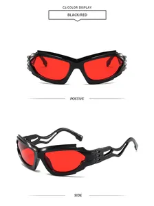 Vista frontale e laterale di questi occhiali da sole futuristici neri con lenti rosse