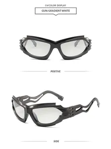 Occhiali da sole punk futuristici con montatura irregolare traforata, vista frontale e laterale