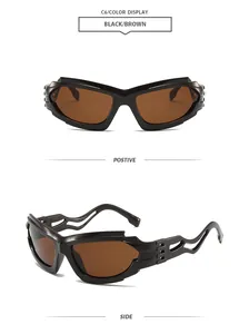 Dettagli di occhiali da sole punk futuristici con aste traforate in nero e marrone