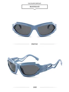 Occhiali da sole punk futuristici con montatura blu traforata in vista frontale e laterale