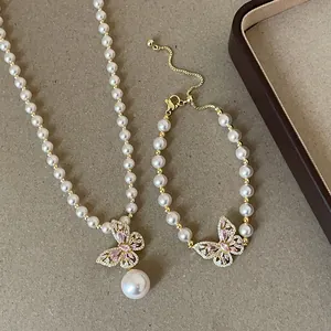 Detailansicht des französischen Perlenschmuck-Sets mit Schmetterlingsanhängern