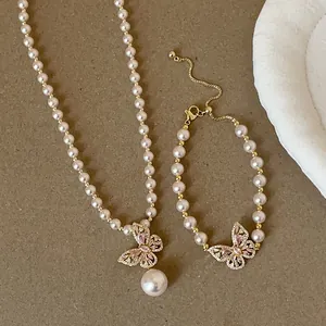 Detailansicht von Perlenhalskette und Armband Set mit rosa Schmetterling Anhänger