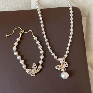 Französisches Perlen-Schmuckset mit rosa Kristall-Schmetterlingsanhängern für Damen.