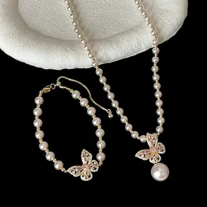 Detailansicht des Perlen-Schmucksets mit Schmetterlingsanhängern und rosa Kristallen