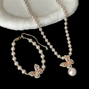 Detailansicht des rosa Kristall-Schmetterlingsanhängers an einem Perlenketten-Set