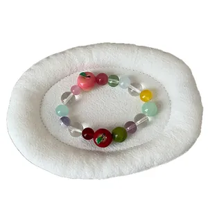 Zoete en kleurrijke kralenarmband met elastiek en schattige rode appelhangers voor dames