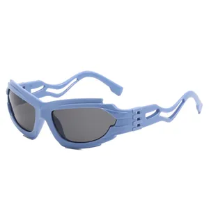 Occhiali da sole punk futuristici con montatura irregolare blu chiaro traforata e lenti scure