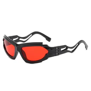 Occhiali da sole punk futuristici con lenti rosse vibranti e montatura nera moderna