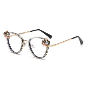 Vintage γυαλιά cat-eye με λαμπερά στρας, πέρλες και ένα ειδικό προστατευτικό μπλε φωτός.