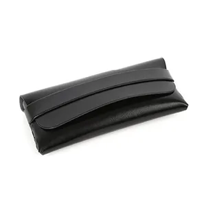 Premium zwart leren brillenkoker met gestructureerde afwerking voor zonnebrillen.