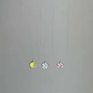Vue détaillée de trois colliers en fil de pêche avec zircons en forme d'étoile brillants