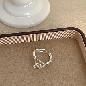 Detailaufnahme eines minimalistischen silbernen geometrischen Rings für Frauen