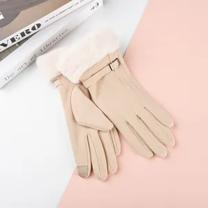 Vue détaillée de gants chauds beiges pour femmes avec poignets en fourrure