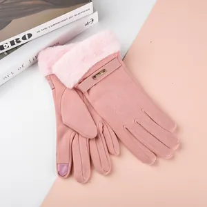 Détail de gants d'hiver roses avec bordure en fourrure et bout des doigts tactiles