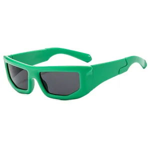 Occhiali da sole sportivi alla moda con montatura quadrata verde e uno stile retrò trendy