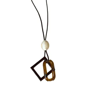 Long collier rétro avec pendentif géométrique en résine ambrée et cordon marron clair