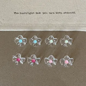 Vue détaillée de boucles d'oreilles en résine plissée transparente en plusieurs couleurs