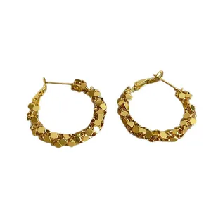 Boucles d'oreilles créoles dorées texturées élégantes au design à facettes pour femmes