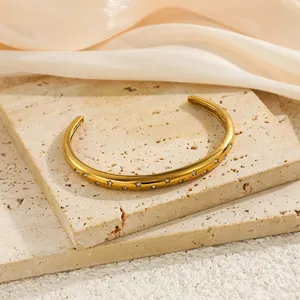 Détail du bracelet jonc en acier inoxydable plaqué or 18 carats avec cristaux