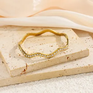 Vue détaillée d'un bracelet jonc ondulé en or 18 carats serti de cristaux brillants
