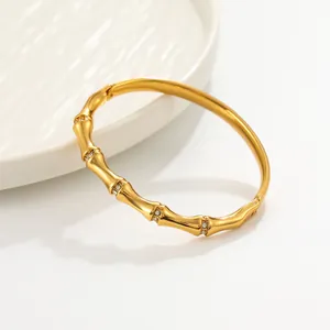 Détail macro du bracelet jonc élégant en forme de bambou plaqué or 18 carats et cristaux