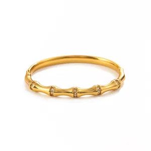 Vue détaillée du bracelet en acier inoxydable doré 18 carats au design bambou et strass