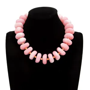 Detailansicht der bonbonfarbenen rosa Harzperlenkette mit goldenen Zwischenperlen