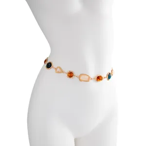 Dettaglio di una catena da vita boho sexy con gemme irregolari in resina colorata