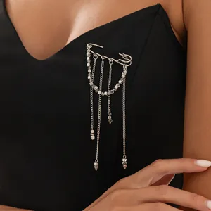 Broche épingle de nourrice hip-hop avec des chaînes argentées et perles de cristal