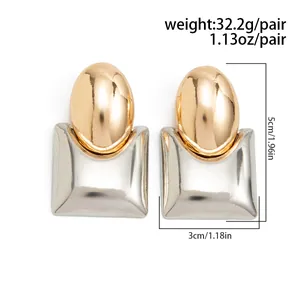 Glänzende metallische zweifarbige Ohrringe mit goldenem Oval und Silberquadrat