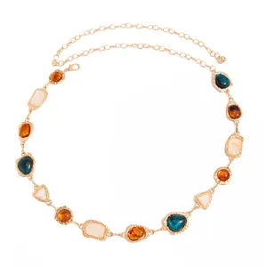 Catena in vita bohémien dorata con pietre in resina colorata per outfit estivi da spiaggia