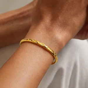 Bracelet jonc élégant en acier inoxydable plaqué or 18 carats avec de fins strass