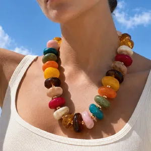 Bunte Harzperlen-Halskette mit goldenen Trennelementen an einem weiblichen Model