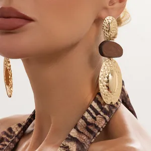 Boho-Ohrringe im geometrischen Design mit gehämmerten Goldovalen und Holzakzenten