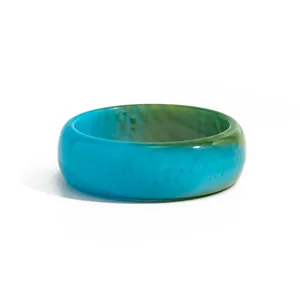 Λεπτομερής όψη του ρητινώδους βραχιολιού σε χρώμα καραμέλας με μπλε και πράσινο εφέ