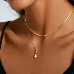 Dettaglio di collane a strati in acciaio inossidabile placcato oro 18K con zircone