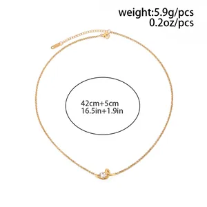 Vue détaillée du collier en acier inoxydable doré minimaliste avec pendentif en zircon