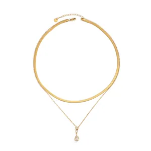 Primo piano di una collana a doppio strato in acciaio inossidabile placcato oro 18K e zircone.