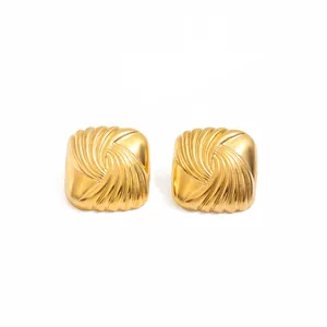 Dettaglio di orecchini a lobo quadrati placcati oro 18 carati con raffinato motivo spirale.