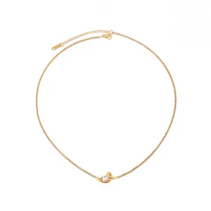 Gros plan d'un collier en acier inoxydable doré avec pendentif en zircon clair