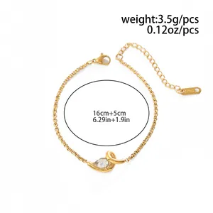 Vue détaillée du collier en acier doré avec pendentif zircon goutte et les dimensions