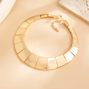 Gargantilla geométrica de metal dorado con eslabones rectangulares brillantes de estilo punk