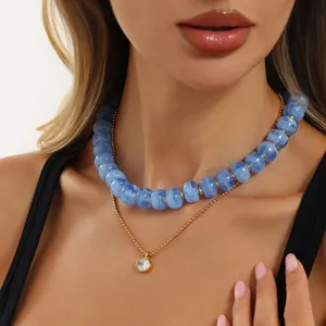 Nahaufnahme der blauen marmorierten Harzperlenkette mit Zirkonia-Anhänger-Detail