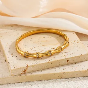 Vue détaillée d'un bracelet jonc en acier inoxydable plaqué or 18K avec pierres étincelantes