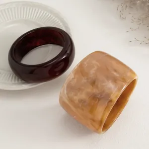 Brazaletes retro de resina jaspeada con acabado ámbar translúcido y diseño carey