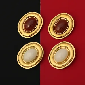 Orecchini ovali in oro 18K con resina marmorizzata marrone e crema stile vintage chic