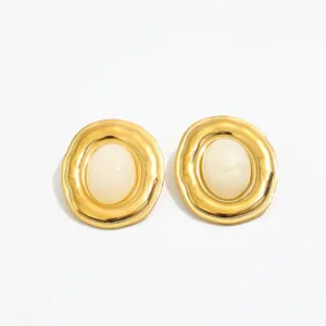 Dettaglio ravvicinato di orecchini ovali placcati oro 18K con resina marmorizzata