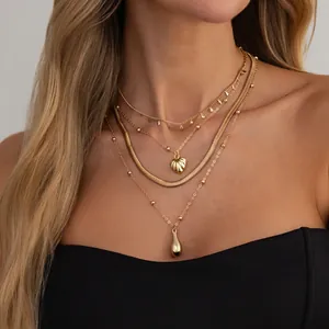 Vue détaillée du collier multi-rangs doré élégant avec pendentifs en cœur et goutte