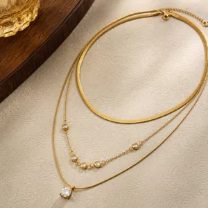 Dettaglio della collana a strati placcata oro 18K con catena a serpente e zirconi