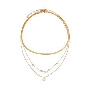 Dettaglio della collana a strati placcata oro 18K con catena a serpente e zirconi cubici